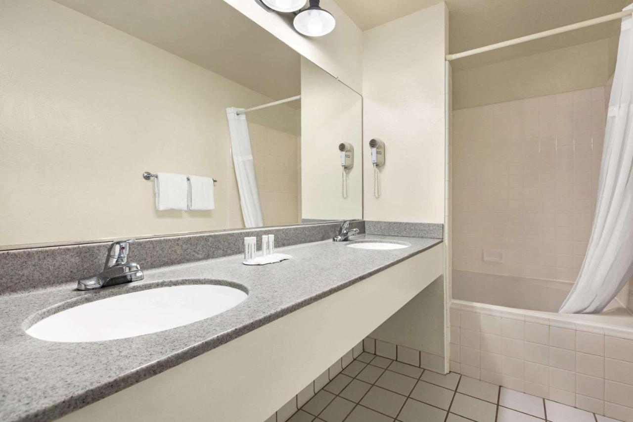 Baymont By Wyndham Fort Bragg Ngoại thất bức ảnh